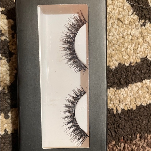 HUDA BEAUTY Lashes #16 in Black - Picture 2 of 4